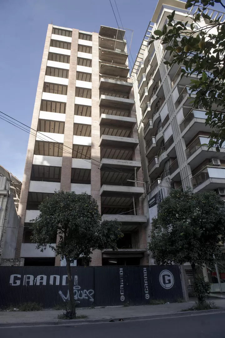 MEDIDA CAUTELAR. El fallo remite a la obra de un edificio en Maipú 715. la gaceta / foto de jorge olmo sgrosso