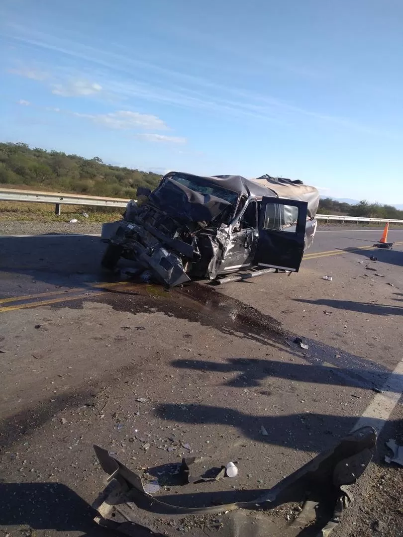 IMPACTO. La parte delantera de la camioneta terminó destruida.  