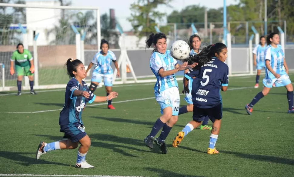 ESCENA. Florencia Balcedo (Atlético) lucha con Adriana Aráoz (Marapa). la gaceta / foto de héctor peralta 