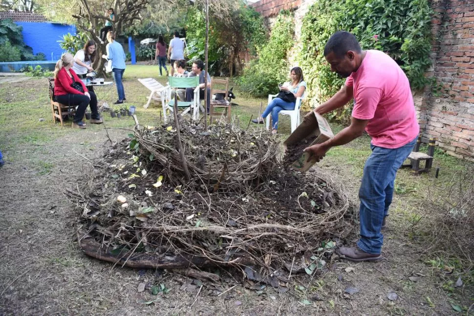 MANOS A LA TIERRA. Oscar Díaz cambió la electrónica por la tierra; se especializa en construcción en adobe y ayer aprendió a hacer huertas en espiral. 