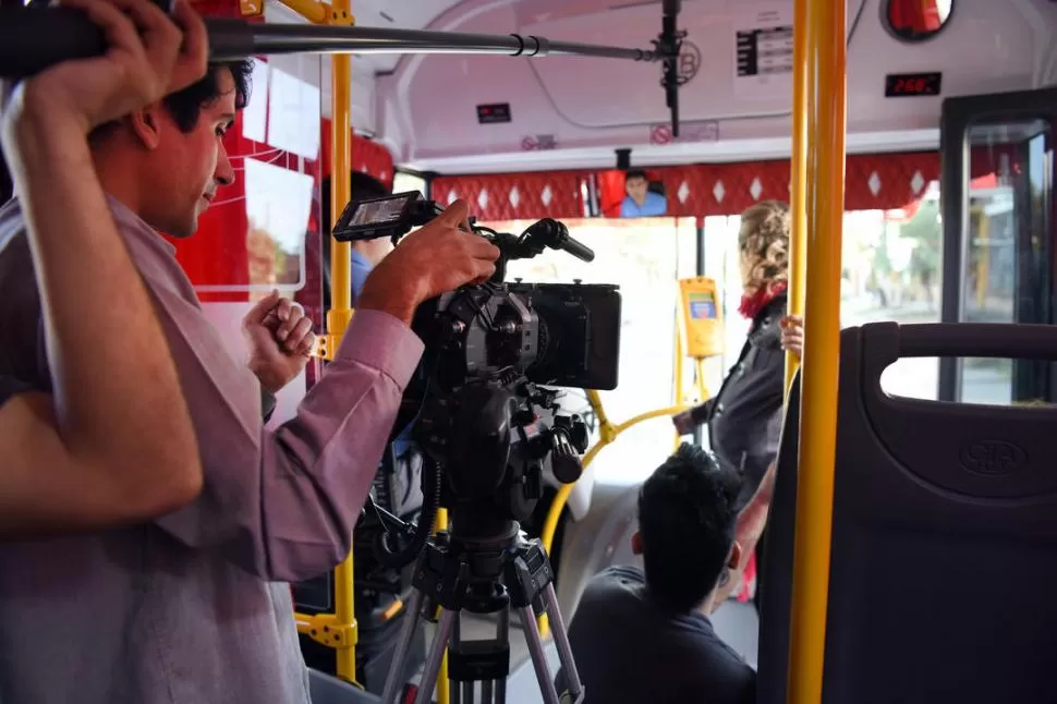 DOS ESTRELLAS. Santiago Cejas (25 años) y Víctor Enrique Palomino (24 años), actores de “Asiento Reservado”, disfrutaron cada toma de la filmación. 