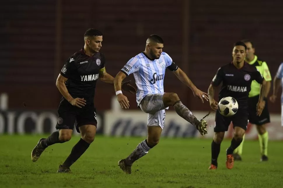 CAPITÁN DE VIERNES POR LA NOCHE. Barbona llevó la cinta en el brazo durante el partido contra Lanús. El jueves no será titular pero estaría en el banco de suplentes. foto de ignacio izaguirre