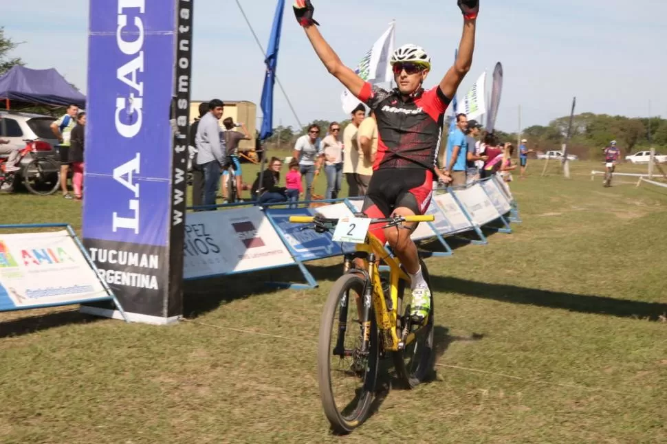 PRO. “Cheo” Hernández llegó con el resto necesario para levantar los brazos.  