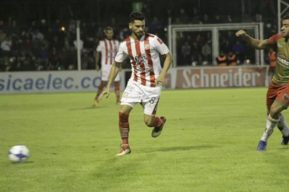 ¿QUÉ LE PASÓ? Galeano no estuvo en su mejor noche y el equipo lo sintió. Para colmo, falló casi un penal en movimiento que hubiese significado media clasificación a la final del Reducido de la B. foto de Alejandro Cruz / prensa CASM