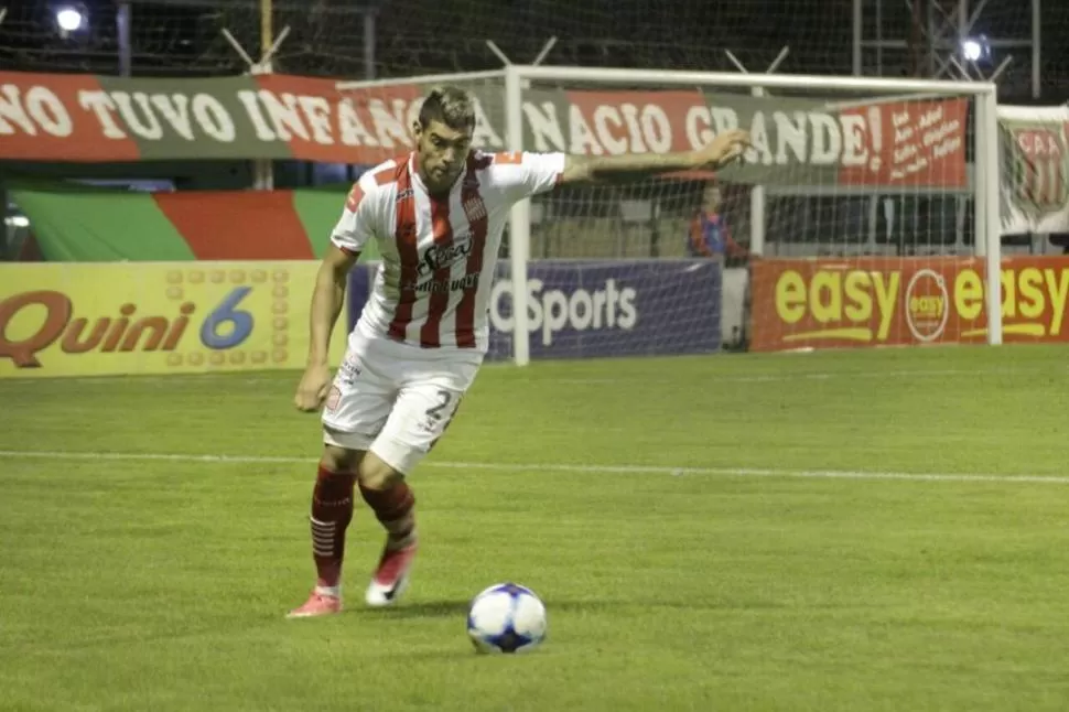 POR LA VUELTA. Lucas Acevedo fue una de las figuras que tuvo San Martín anoche en Carlos Casares. En el complemento, un cabezazo suyo obligó una notable intervención del golero Assmann. foto de Alejandro Cruz / prensa CASM