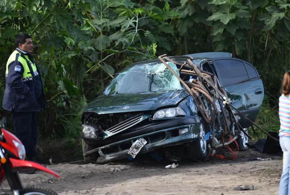 EL CHOQUE. El auto exhibe los daños del impacto contra la camioneta. la gaceta / foto de osvaldo ripoll 