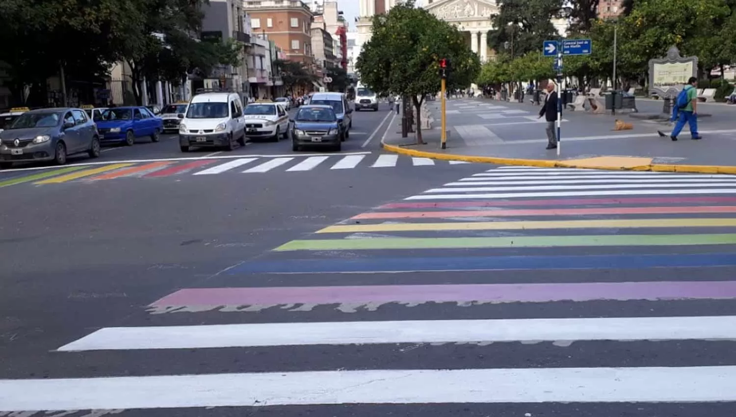 BANDERA ARCOÍRIS. En el inicio del mes de la diversidad sexual, el paso de cebra se volvió multicolor. LA GACETA / FOTO DE ANALÍA JARAMILLO