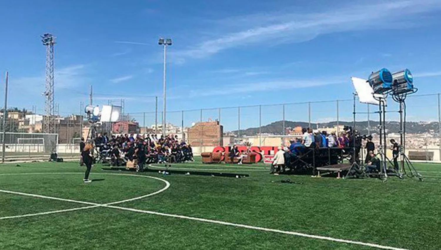 EL MOMENTO PREVIO AL ACCIDENTE. La tribuna de madera instalada en el campo se desmoronó. (FOTO TOMADA DE TWITTER)