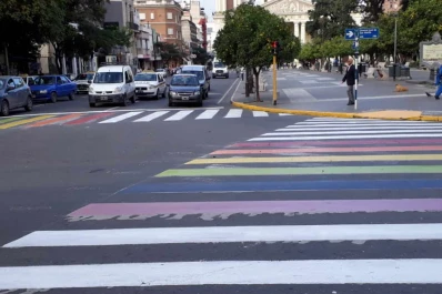 ¿Por qué pintaron de colores las sendas peatonales de la plaza Independencia?