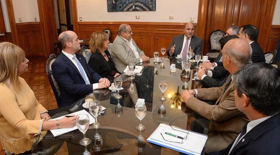 ENCUENTRO INUSUAL. Manzur reunió a nueve funcionarios y al vicegobernador para analizar la crisis nacional. secretaria de estado de comunicación pública