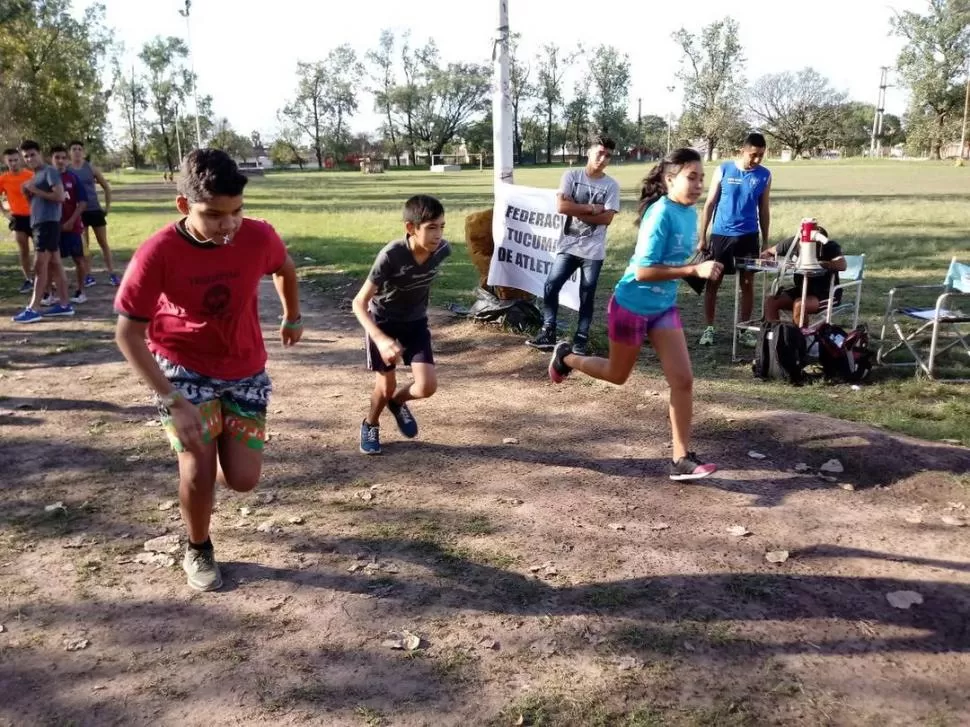 EN PISTA. En la carrera de los 5.000 metros compitieron 45 atletas. 