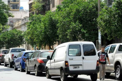 Denuncias de infracciones por WhatsApp: estacionar en doble fila, la más frecuente