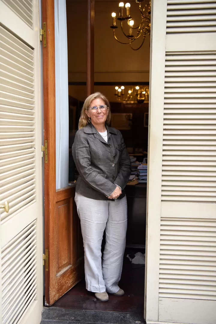 EN LA PUERTA DEL DESPACHO. La rectora saliente de la UNT, Alicia Bardón, en el día previo de la elección de su sucesor. LA GACETA / FOTO DE ANALIA JARAMILLO 