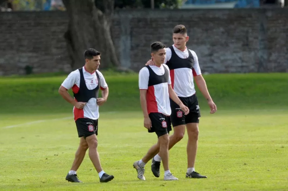 CONCENTRADO. Franco Costa -izquierda- intenta aprovechar al máximo los minutos de juego que le da el entrenador en cada presentación de San Martín.  la gaceta / foto de franco vera