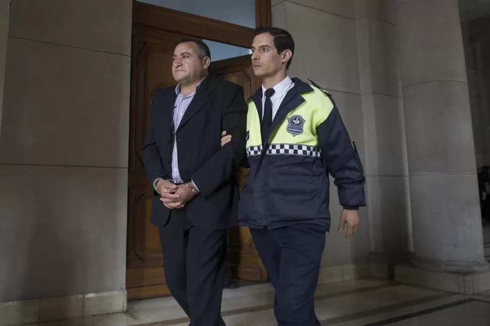 DE TRIBUNALES A VILLA URQUIZA. Después de declarar durante la mañana, el ex comisario es trasladado por la guardia del Palacio de Justicia hasta la cárcel. la gaceta / foto de jorge olmos sgrosso