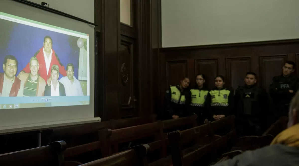 IMÁGENES. Durante la audiencia se mostró una foto donde al comisario García se lo ve junto a Sánchez y Brito. LA GACETA / FOTO DE JORGE OLMOS SGROSSO