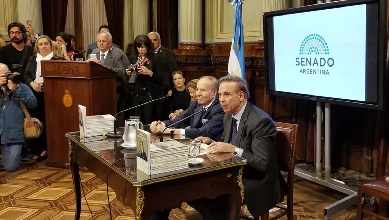 EN EL SENADO. Carlos Menem y Miguel Pichetto, en la presentación del libro del ex presidente. FOTO TOMADA DE CLARIN.COM