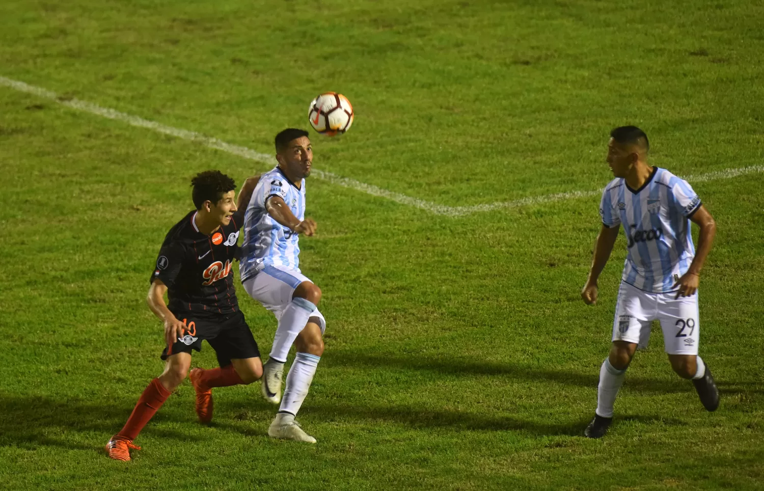 POR LA REVANCHA. Atlético había caído en el primer cruce ante Libertad en el Monumental. LA GACETA/FOTO DE OSVALDO RIPOLL