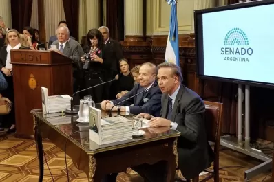 Carlos Menem presentó su autobiografía y postuló a Miguel PIchetto para presidente
