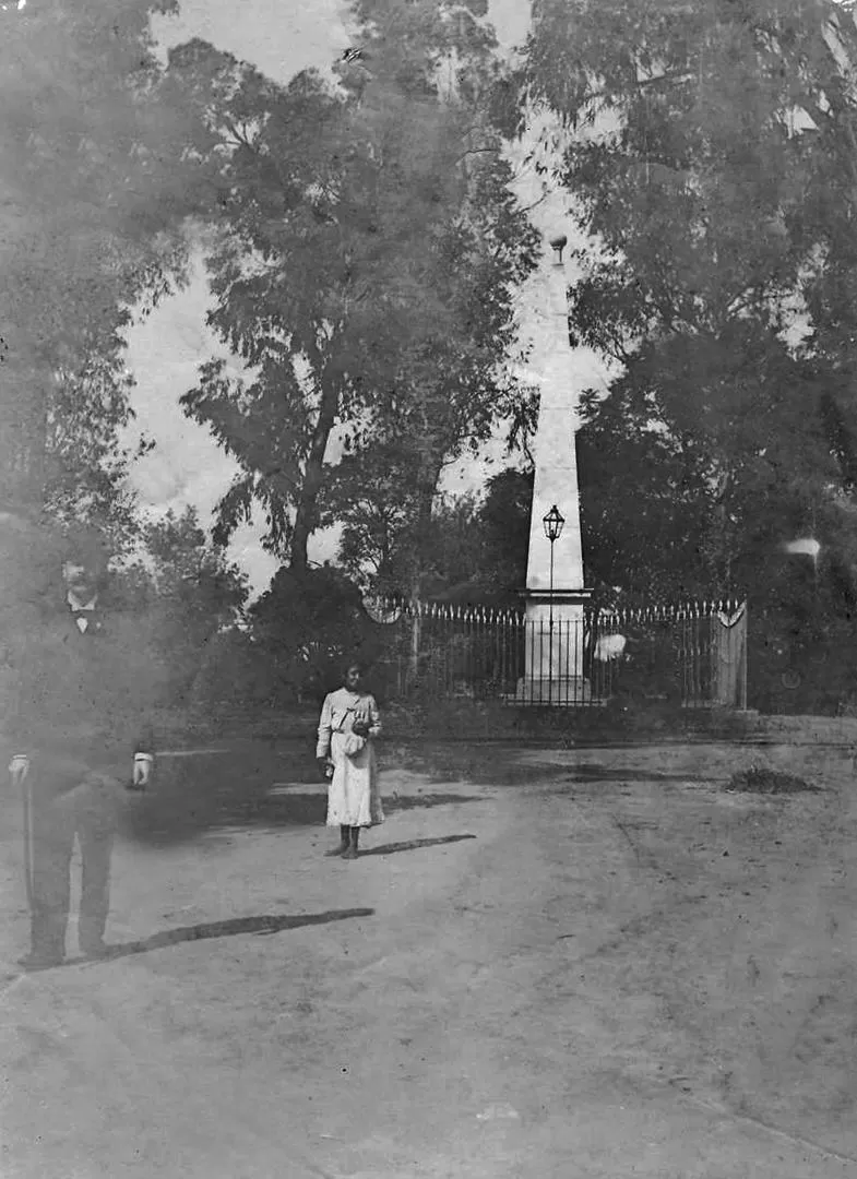PLAZA BELGRANO. La pirámide aparece al fondo de esta fotografía tomada hacia 1910. 