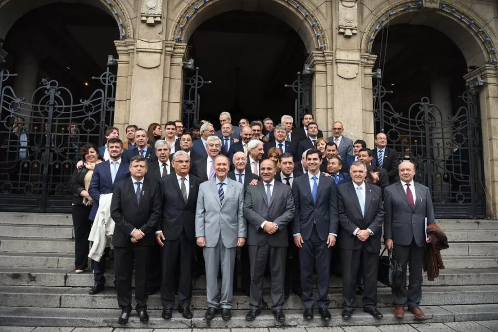 BAJO LA LLUVIA. Manzur y gobernadores de distritos argentinos, chilenos, brasileños, peruanos, bolivianos, paraguayos y ecuatorianos, en Casa de Gobierno. LA GACETA / FOTO DE Analía Jaramillo