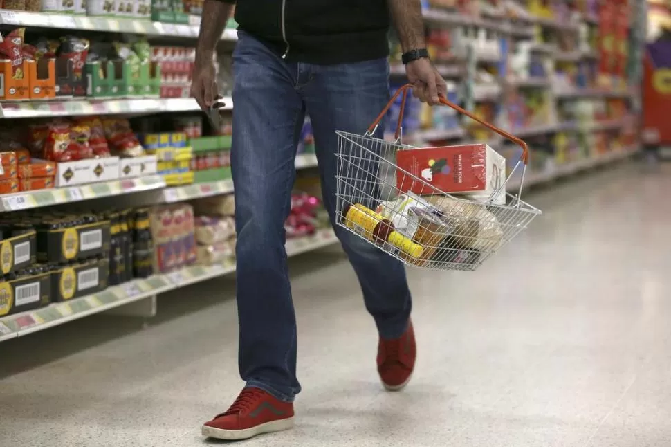 TAMBIÉN EN LOS SUPERMERCADOS. Las ventas en estas cadenas comerciales se incrementaron un 7% durante marzo, según los datos del Indec. REUTERS (archivo)