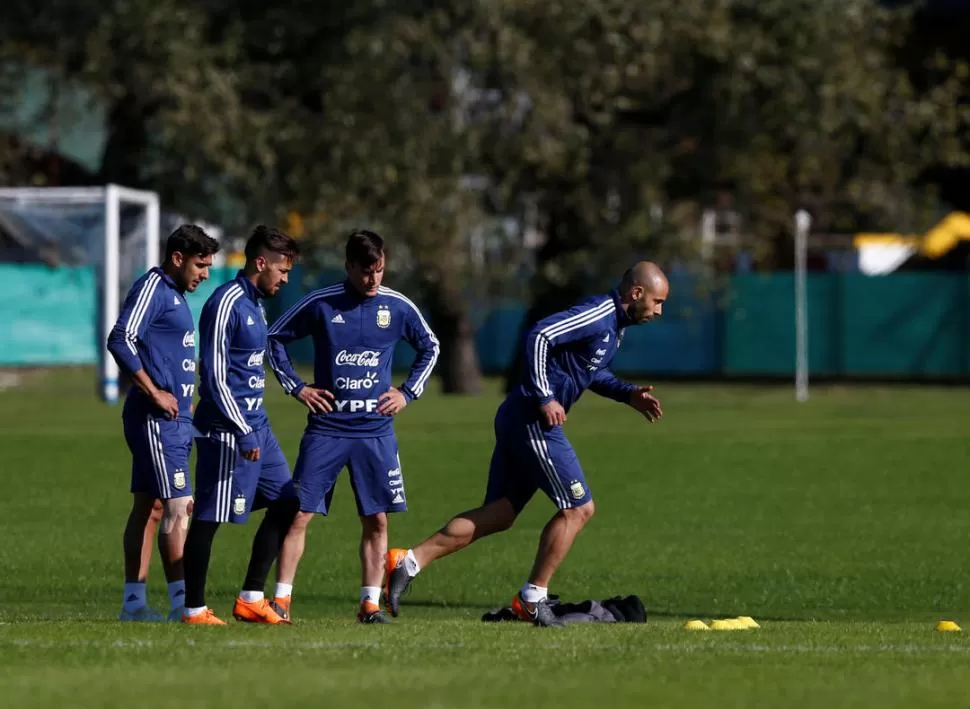 PUESTA A PUNTO. Salvio, Lanzini, Tagliafico y Mascherano realizaron la segunda práctica en el predio de la AFA en Ezeiza. reuters 