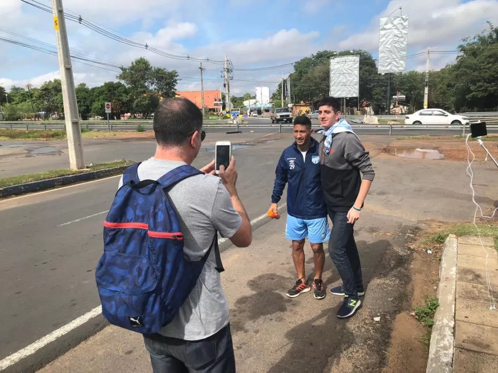 LOS PRIMEROS EN LLEGAR. Los Manca, Federico y Maximiliano, llegaron a la concentración y se sacaron fotos con sus ídolos: Aliendro y Lucchetti. 