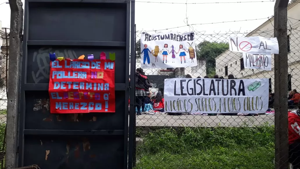 MANIFESTACIÓN. Los alumnos protestaron en el patio, que da hacia la Legislatura. LA GACETA / FOTOS DE ANALÍA JARAMILLO VÍA MÓVIL