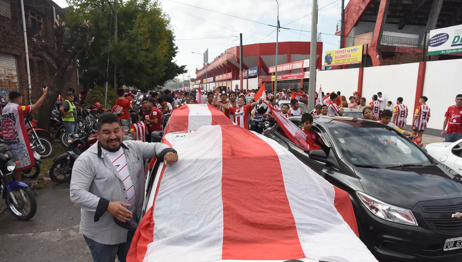 COPARÁN LA CIUDADELA. Los hinchas Santos se preparan para el duelo ante Agropecuario. (ARCHIVO LA GACETA)