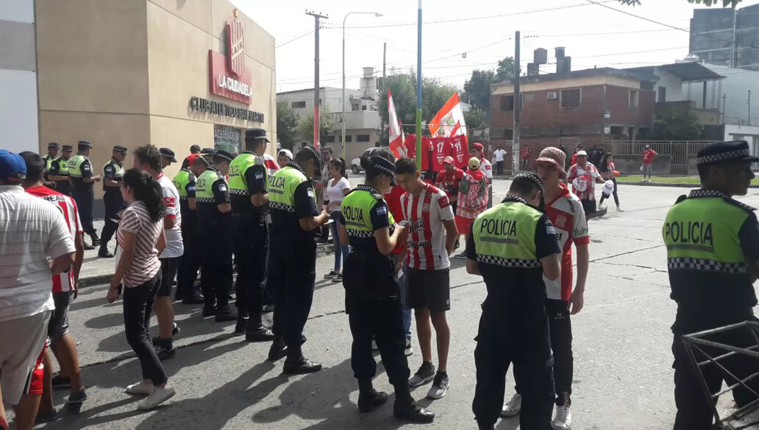 OPERATIVOS EN LA CIUDADELA. Además de los controles de seguridad, el club hará una prevención de emergencias médicas. (ARCHIVO LA GACETA)