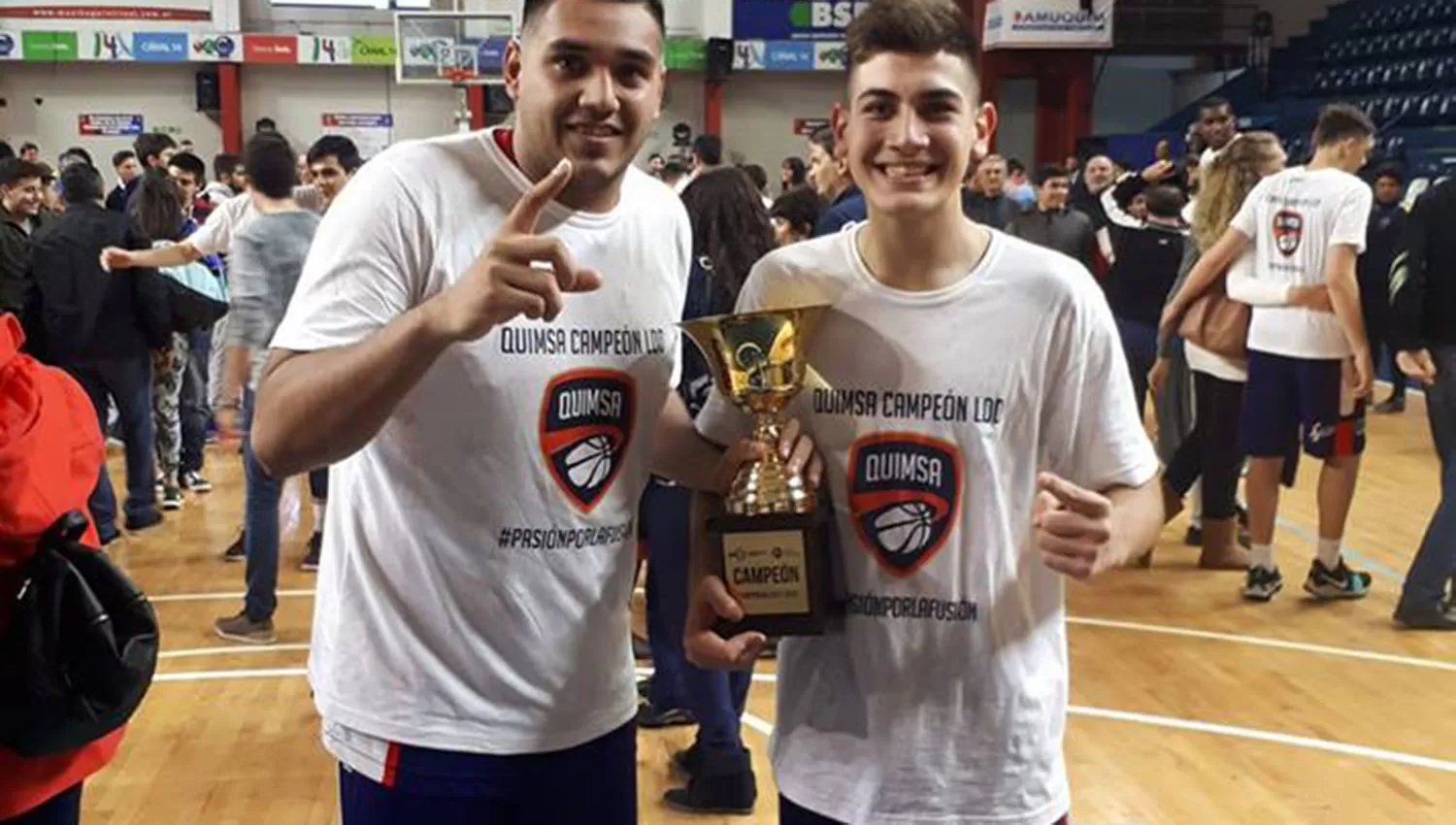 Leandro Monteros y Tomás Allende, con el trofeo logrado anoche con Quimsa.
FOTO TOMADA DE FACEBOOK