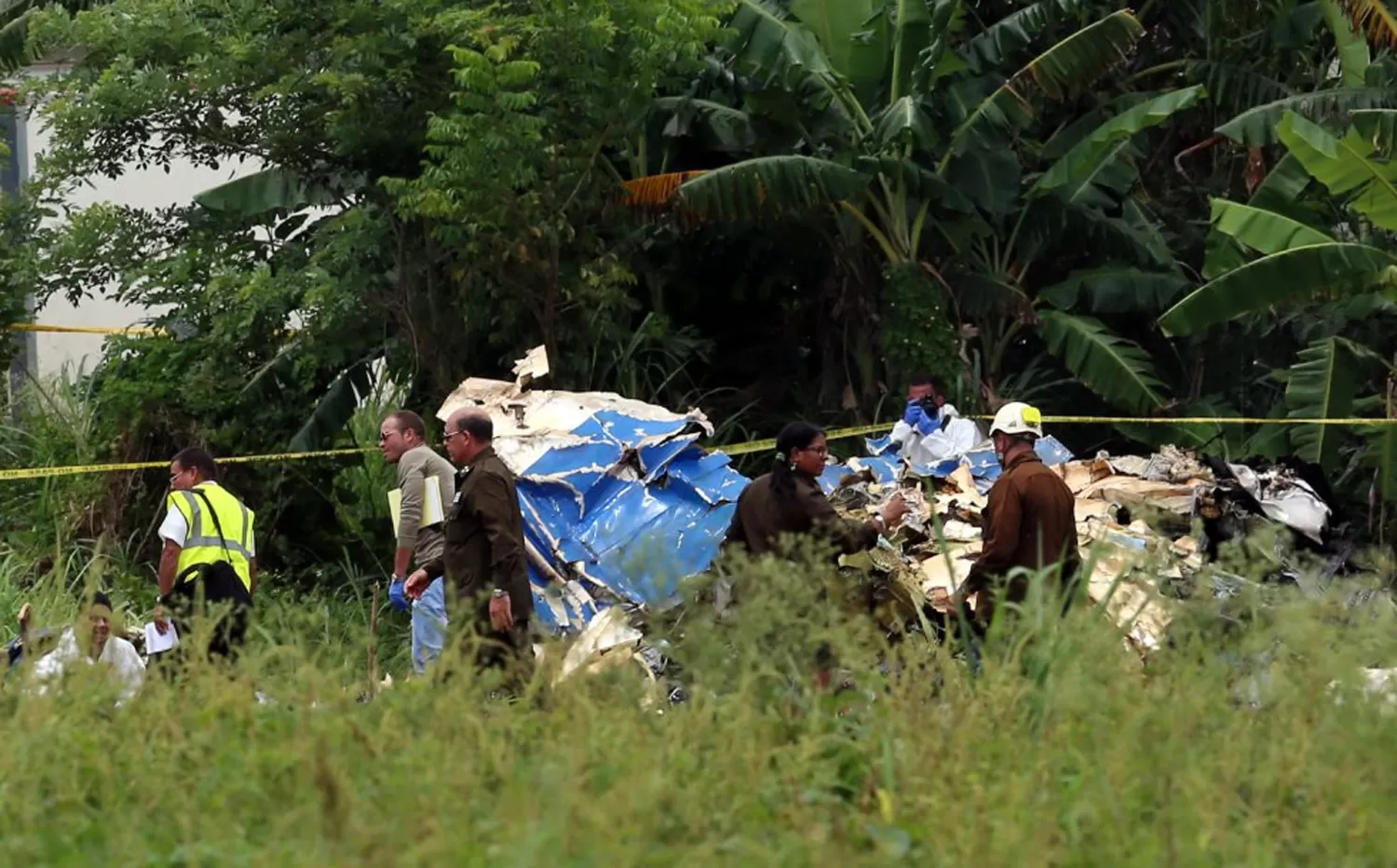 TRAGEDIA. Policías y militares custodian los restos del avión Boeing-737. FOTO TOMADA DE ELPAIS.COM