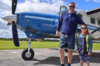 Se tiró en paracaídas y minutos después se estrelló la avioneta con su hijo adentro
