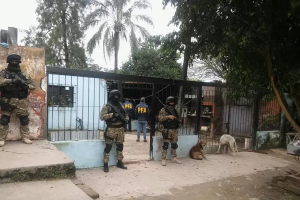 Sorprenden a una mujer envasando dosis de droga