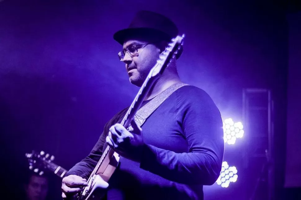 EN ESCENA. Banerjee siguió a Amy desde el legendario “Back to black”. PRENSA.-