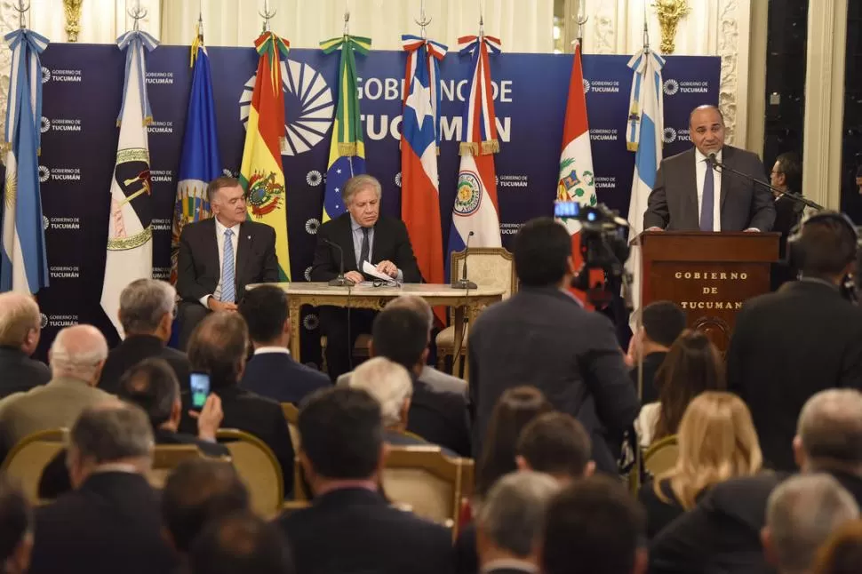 ANFITRIÓN. Manzur recibió a representantes de los estados miembro de la Zicosur. El miércoles dio un discurso, con Jaldo y Almagro en el escenario. la gaceta / foto de analia jaramillo 