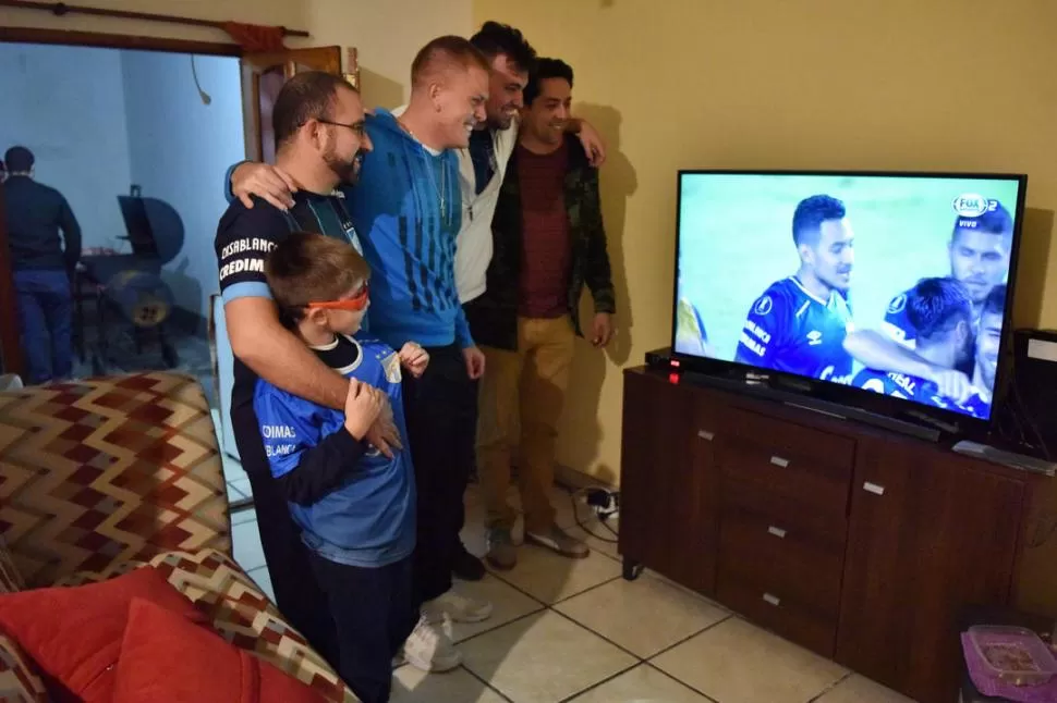 AGUANTE A DISTANCIA. Gastón Pizzicannella y sus amigos vivieron y celebraron juntos la inolvidable noche de Franco. la gaceta / foto de Ines Quinteros Orio