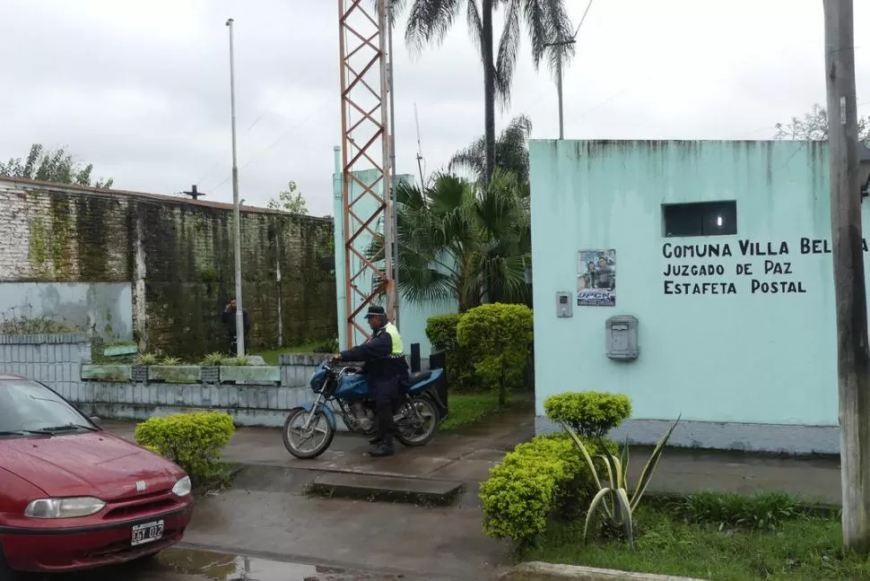 NUEVA SEDE. Un policía sale de la comuna donde fue instalada la comisaría de Villa Belgrano. la gaceta / foto de osvaldo ripoll 