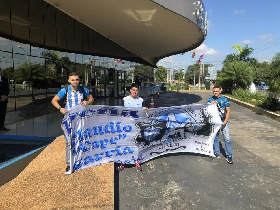 FELICES. Alberto Spindler, Martín Méndez y Carlos D’Andrea forman parte de la primera oleada de hinchas del “Decano” que llegaron a Paraguay. 