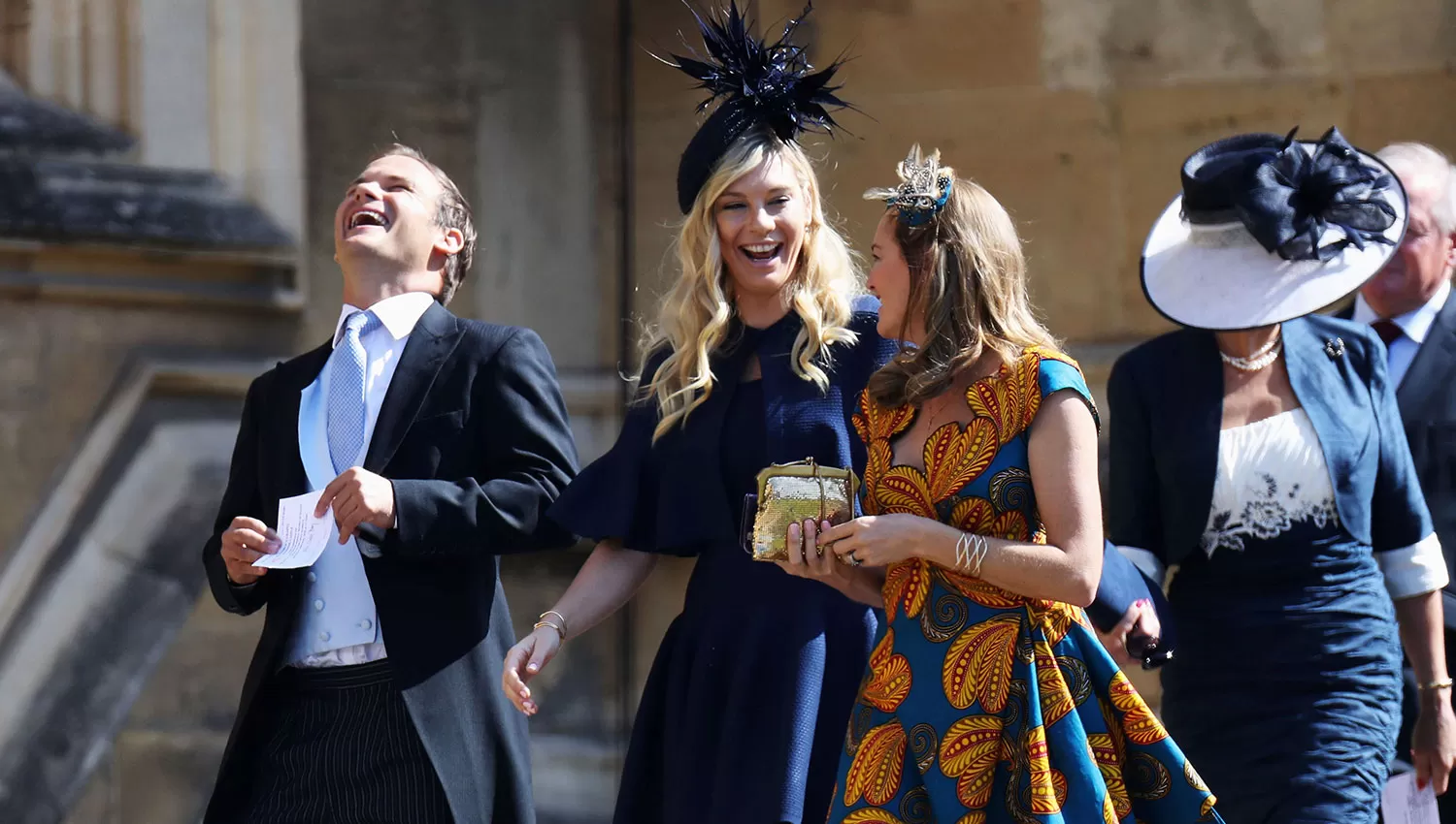 Chelsy Davy, con vestido de color azul, fue captada por los fotógrafos. REUTERS