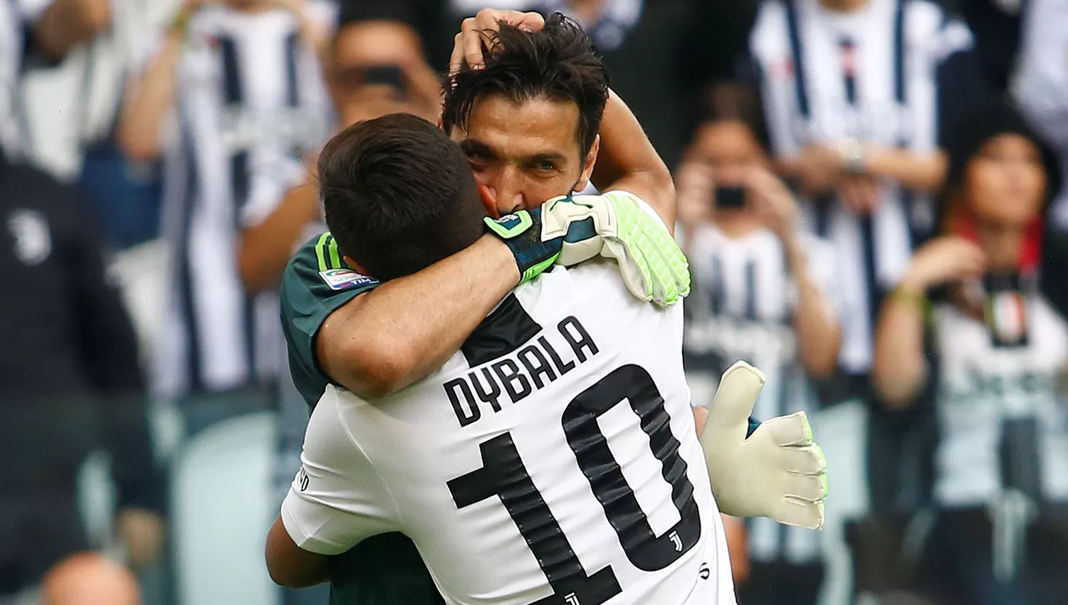 El abrazo entre Buffón y el argentino Dybala. REUTERS