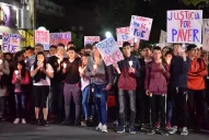Velas, cánticos y globos: estudiantes del Gymnasium marcharon a un año de la muerte de Matías Albornoz Piccinetti