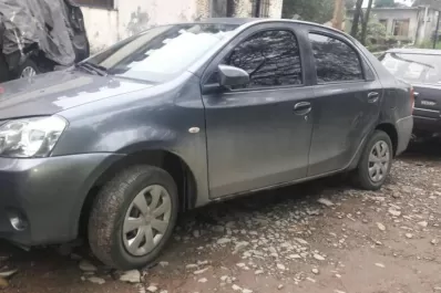 Escapó tras chocar contra dos motos