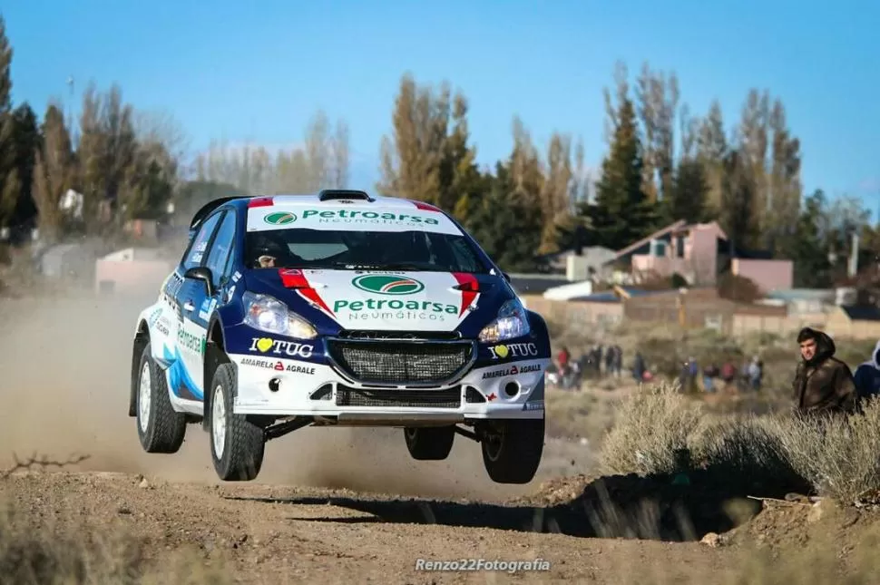 POR ENCIMA. El Peugeot 208 MR de Padilla pasa velozmente un exigente sector del shakedown en el que el auto se eleva.  foto de MARCELO INGARAMO