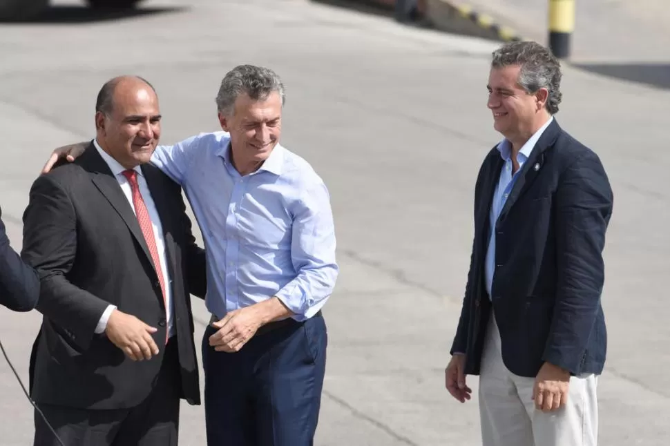 VISITA EN ABRIL. Manzur y Macri, juntos, en suelo tucumano. la gaceta / foto de DIEGO ARAOZ (archivo)