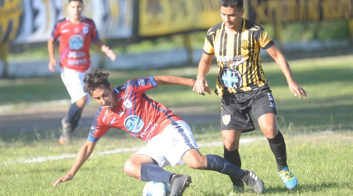 CON LOS DIENTES APRETADOS. Juan José Martínez, de San Juan, cubre la pelota ante la marca de Farías, de Lastenia. la gaceta  / franco  vera