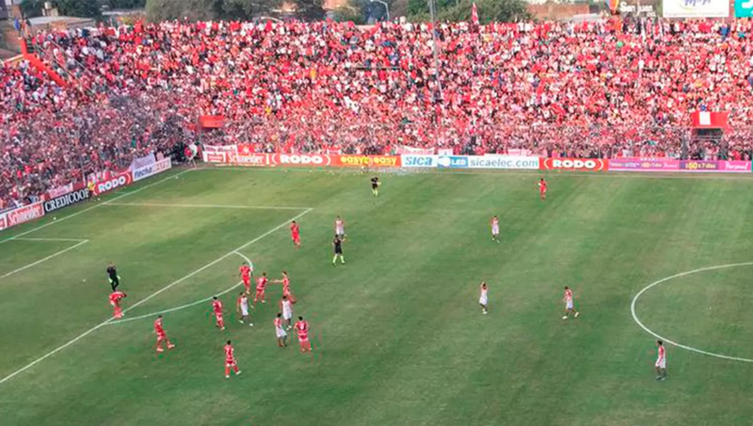 IMPONENTE. La hinchada Santa acompañó al equipo en el duelo clave ante Agropecuario. (FOTO TOMADA DE TWITTER B_NACIONAL)