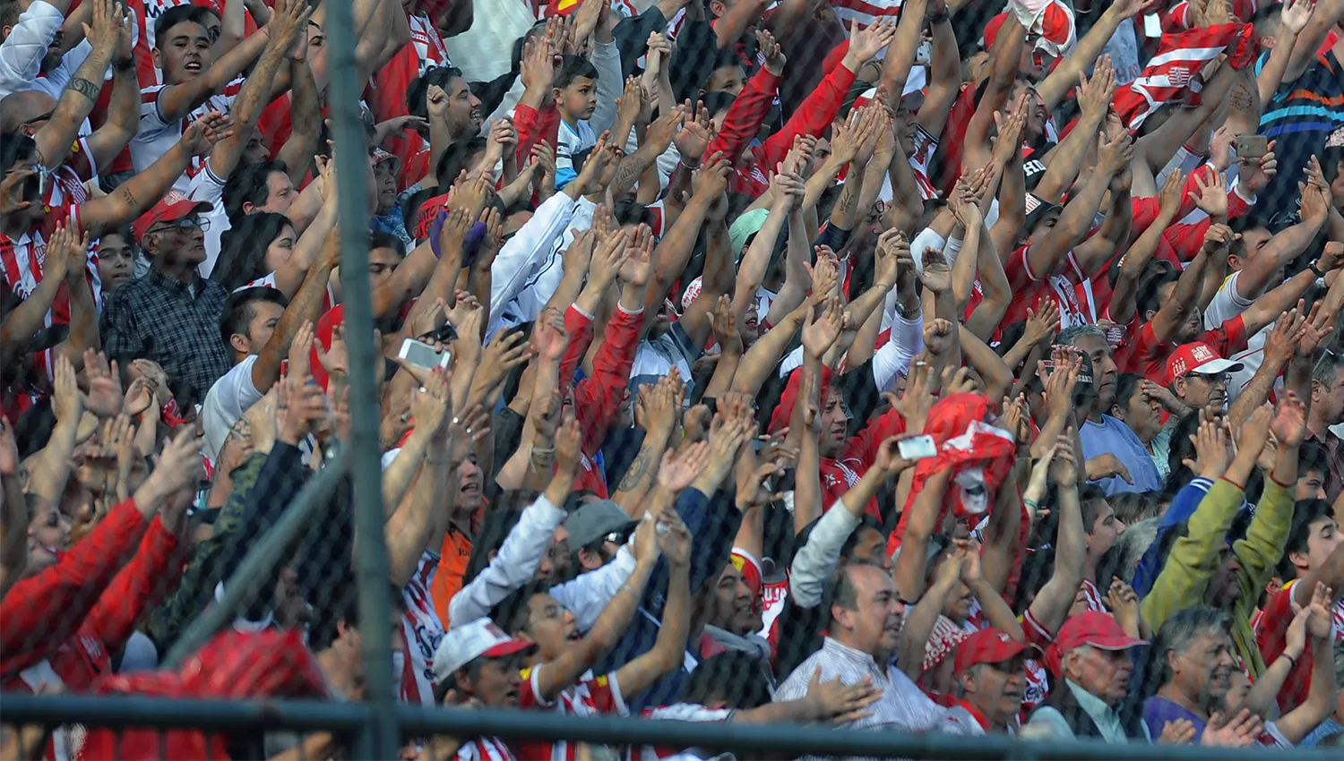 LOS MÁS FELICES. Los hinchas de San Martín festejaron el pase a la final. (LA GACETA)