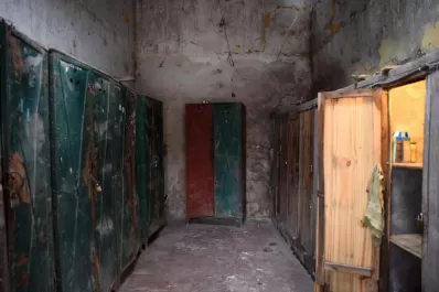 Cuidan a los caballos entre paredes y techos rotos en una sede de la Policía